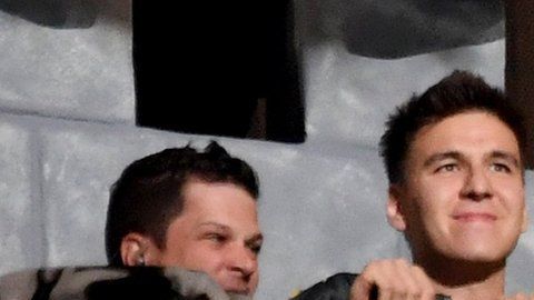 James Holzhauer (c) ganó más de $1 millón.