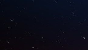 El agujero negro expulsa chorros o "balas" de plasma curvados.