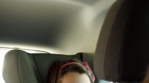 Cuando vas en auto, ¿prefieres sentarte adelante o atrás?