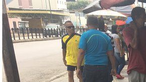 Gloria Barrero, con su perro, en un nuevo día de protestas en Caracas.
