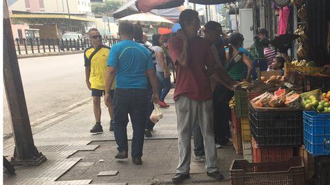 Gloria Barrero, con su perro, en un nuevo día de protestas en Caracas.
