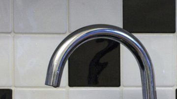 Muchas personas tienen la costumbre de lavar el pollo crudo.