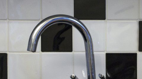 Muchas personas tienen la costumbre de lavar el pollo crudo.