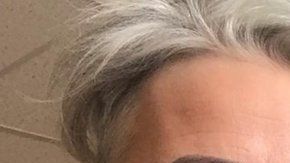 Hanna Björg Vilhjálmsdóttir (i), junto a la ex presidenta de Islandia.