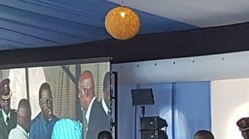 El presidente Mokgweetsi Masisi regaló los taburetes.