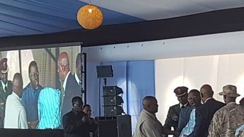 El presidente Mokgweetsi Masisi regaló los taburetes.