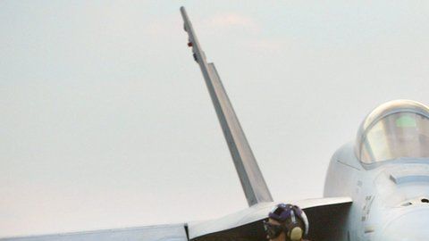 El USS Abraham Lincoln zarpó el mes pasado hacia Medio Oriente .