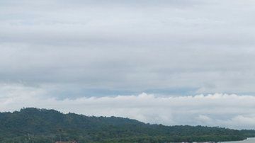 Mezquitas doradas y letreros árabes reciben al visitante.