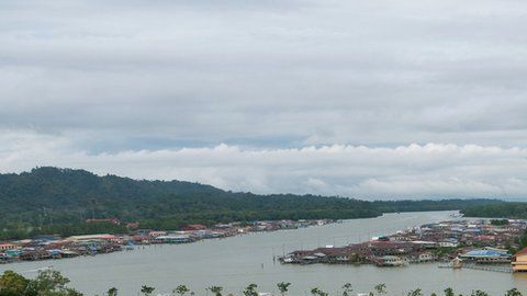 Mezquitas doradas y letreros árabes reciben al visitante.
