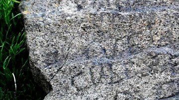 La misteriosa inscripción en una roca en la región de Bretaña.