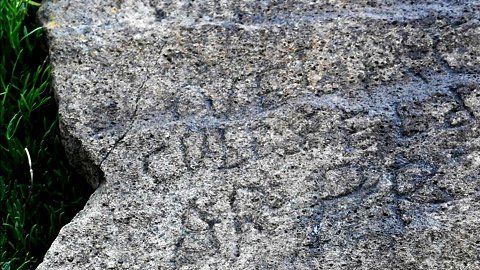 La misteriosa inscripción en una roca en la región de Bretaña.