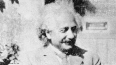Einstein (izquierda) y Eddington (derecha).