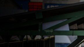 La gente hace fila para ir a recoger su pensión.