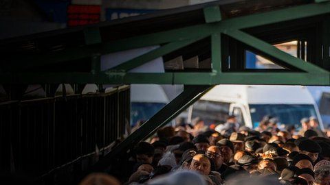 La gente hace fila para ir a recoger su pensión.