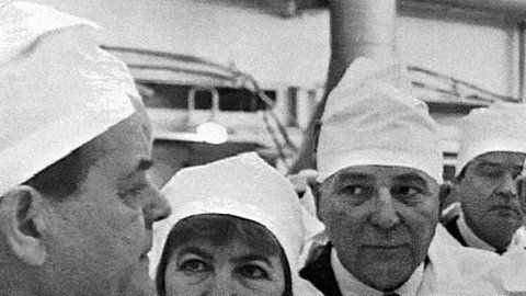 Mijaíl Gorbachov (c) y su esposa Raisa visitaron la planta nuclear en 1989.