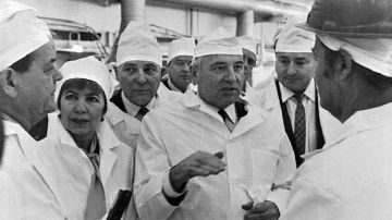 Mijaíl Gorbachov (c) y su esposa Raisa visitaron la planta nuclear en 1989.