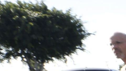 Un auto con placas personalizadas.