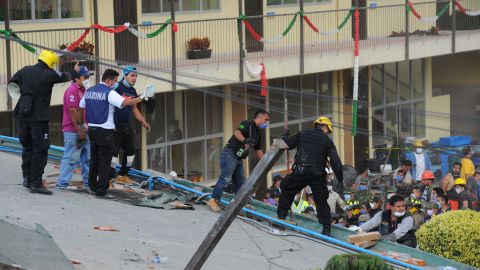 Rescatistas y voluntarios rescatan a las víctimas en el Colegio Enrique Rebsamen.