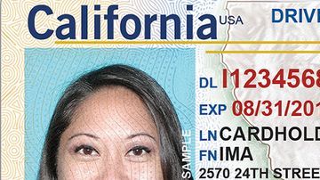 Ejemplo de licencia que es Real ID en California.