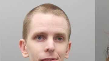 La pareja de la mujer ha negado sus acusaciones, pero la investigación continúa.