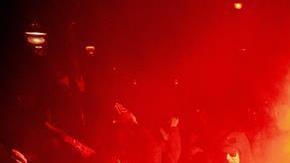 Ultras del Ajax perturbaron el sueño de los jugadores del Tottenham con fuegos artificiales