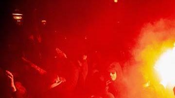 Ultras del Ajax perturbaron el sueño de los jugadores del Tottenham con fuegos artificiales