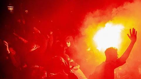Ultras del Ajax perturbaron el sueño de los jugadores del Tottenham con fuegos artificiales