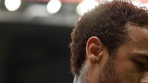 Neymar recibió tres partidos de suspensión por golpear a un sujeto en el rostro