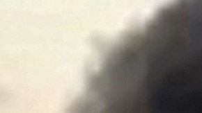 El avión en la pista mientras personas evacuan.