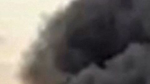 El avión en la pista mientras personas evacuan.