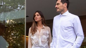 El portero español del FC Porto, Iker Casillas, y su mujer Sara Carbonero afuera del hospital de Oporto, Portugal.