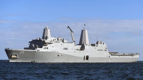 Estados Unidos envió el USS Arlington como señal de advertencia.