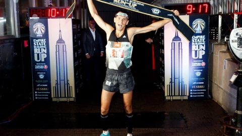 El polaco Piotr Lobodzinski celebra al ganar la edición 42 de la Carrera de ascenso al Empire State de Nueva York.