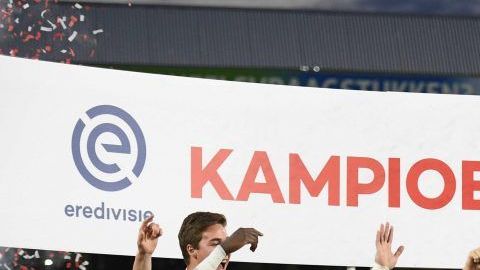 Jugadores de Ajax Amsterdam celebran su campeonato en el Eredivisie holandés.