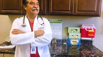 Luis Bautista, de 64 años especializado en medicina interna, quien lleva más de 30 años durante los que ha atendido alrededor de 30.000 consultas en sus tres clínicas en California.