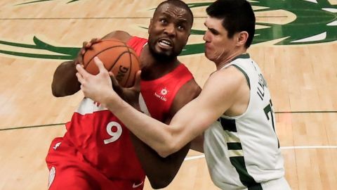 Serge Ibaka de los Raptors de Toronto busca su primer campeonato de la NBA ante Golden State.