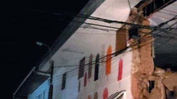 Derrumbes tras fuerte sismo en Perú.
