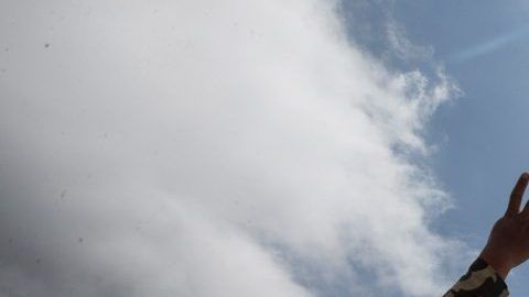 Soldados nepalíes amontonan bolsas residuales del monte Everest, este lunes en Katmandú (Nepal).