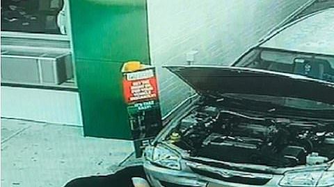 Hombre acusado de acoso sexual falsamente reclama compensación.