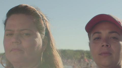 La producción presenta las historias de tres familias que se acogieron al programa TSA de FEMA.