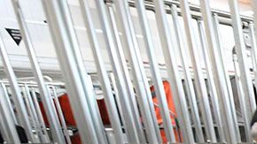 Los empleados también recibirán tres meses de sus sueldo como parte de su liquidación.