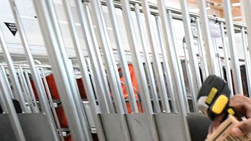 Los empleados también recibirán tres meses de sus sueldo como parte de su liquidación.