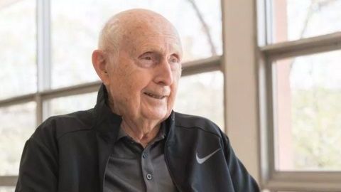 Bob Dwyer, un bisabuelo, veterano del ejército y viudo retirado, se graduará con una licenciatura en estudios interdisciplinarios el lunes