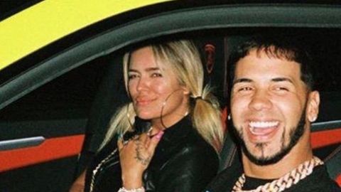 Anuel AA en uno de sus autos con su pareja sentimental Karol G