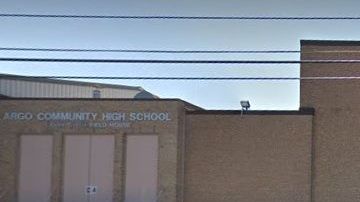 Posponen graduación en escuela secundaria Argo Community en el suburbio de Summit en Illinois.