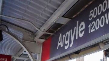 La Policía de Chicago dijo que el tiroteo ocurrió alrededor de las 4 pm en la plataforma elevada de la estación de Argyle.