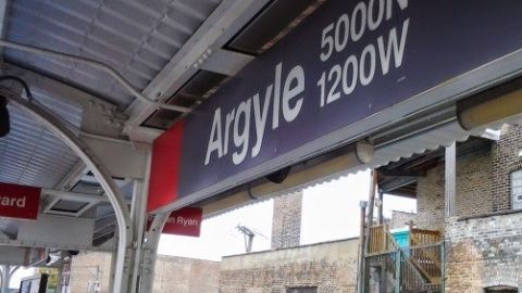 La Policía de Chicago dijo que el tiroteo ocurrió alrededor de las 4 pm en la plataforma elevada de la estación de Argyle.