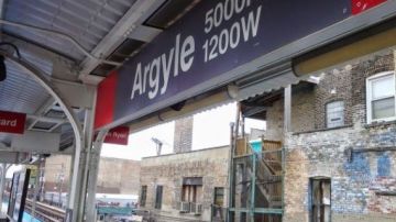 La Policía de Chicago dijo que el tiroteo ocurrió alrededor de las 4 pm en la plataforma elevada de la estación de Argyle.