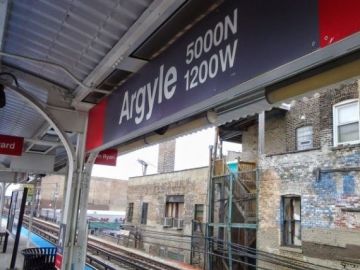 La Policía de Chicago dijo que el tiroteo ocurrió alrededor de las 4 pm en la plataforma elevada de la estación de Argyle.
