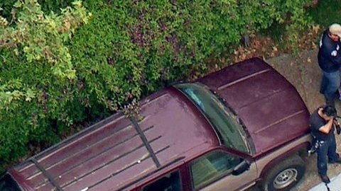 La imagen aérea muestra a funcionarios de la Oficina de Alcohol, Tabaco, Armas de Fuego y Explosivos durante la redada de este miércoles en Los Ángeles.